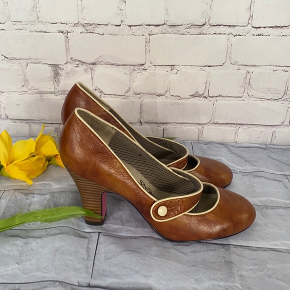 Vintage inspired pumps size 6